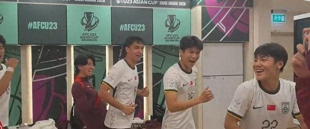 U23国足更衣室嗨爆!全队魔性转圈圈,向余望:再赢1场就回家|李昊|越南|国足球员|乌兹别克足球|拜合拉木_新浪体育_新浪新闻